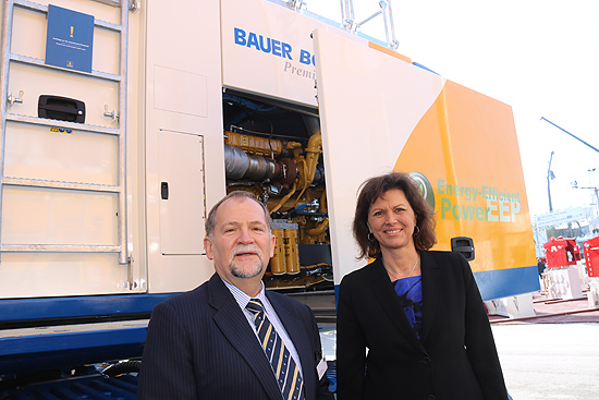 Ministerin Ilse Aigner mit Bauer Maschinen GmbH Vorsitzender der Geschäftsführung, Dieter H.K. Stetter (©Foto: Martin Schmitz)